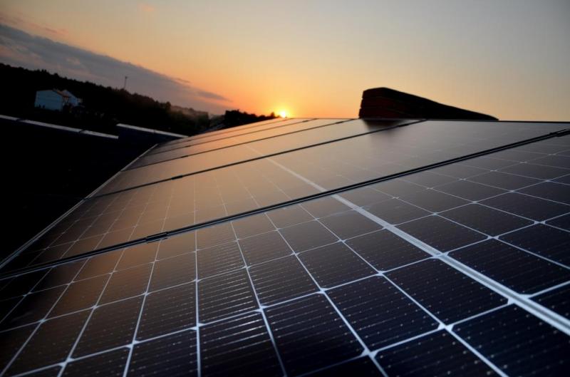 Entretien des panneaux solaires &agrave; Saint-C&eacute;saire : les bonnes pratiques